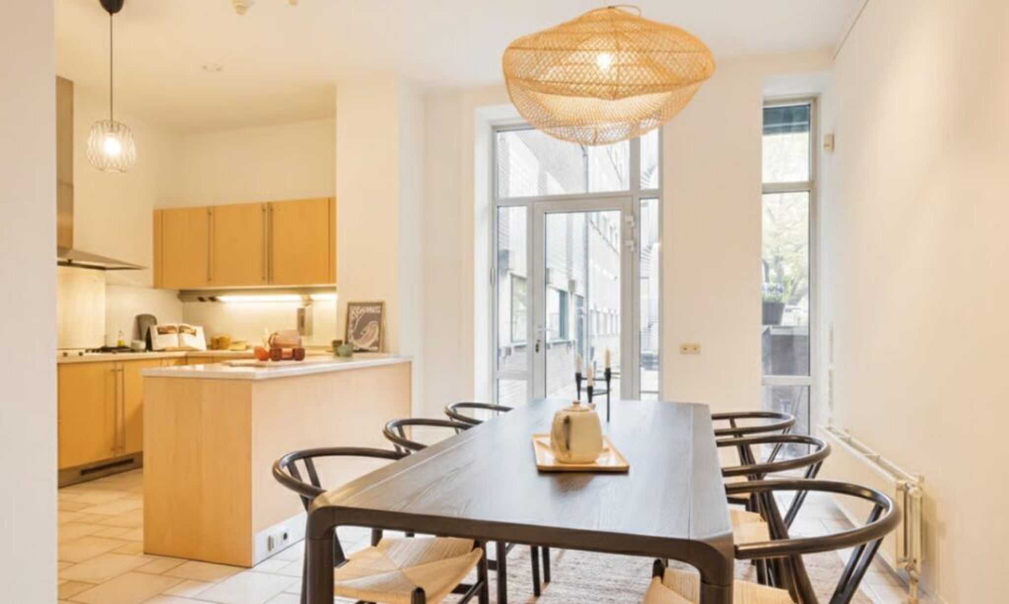 De keuken van de woning in het voormalige universiteitsgebouw.