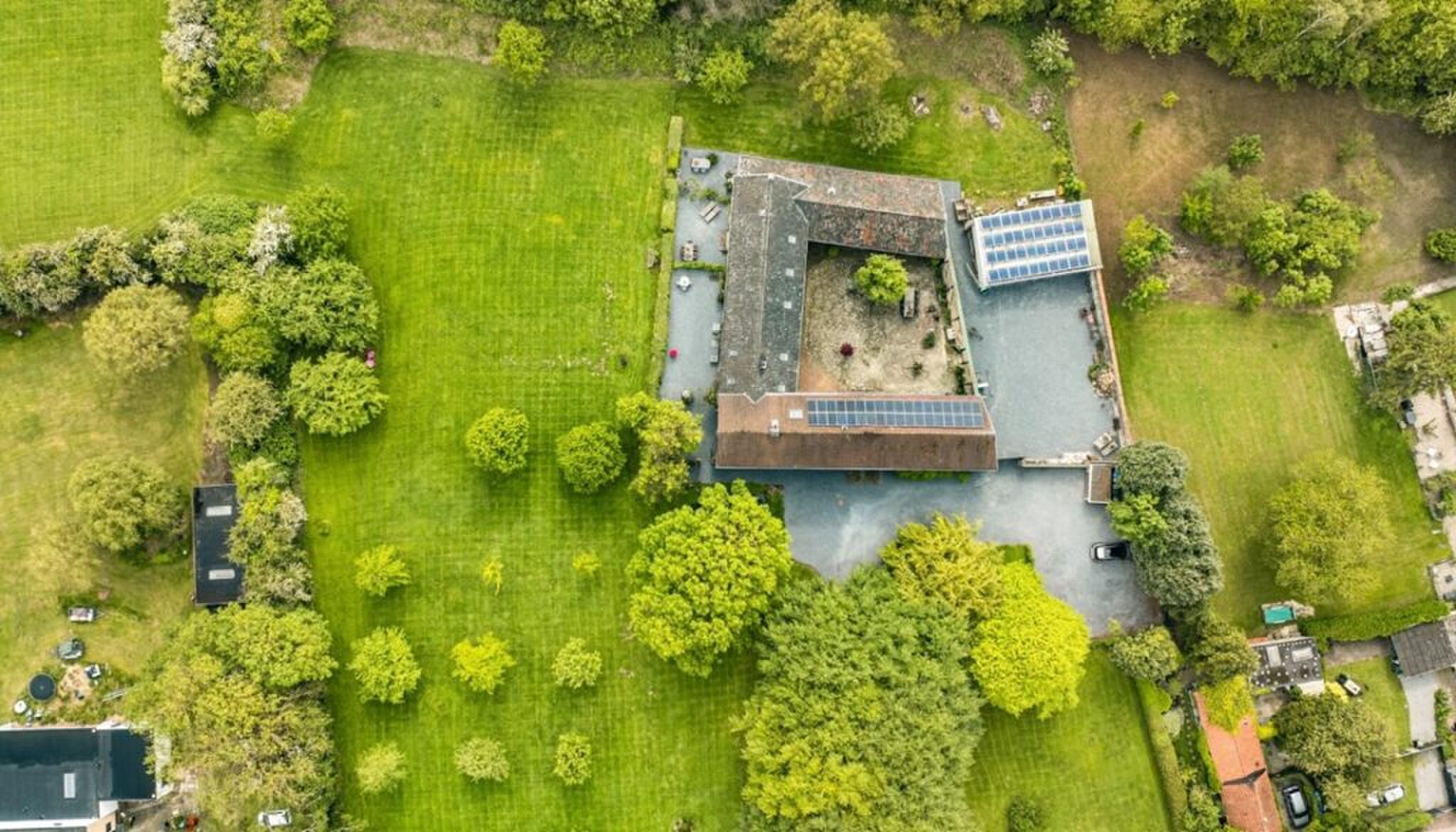 Een overzicht van de woonboerderij dit uit Frankrijk lijkt te komen.