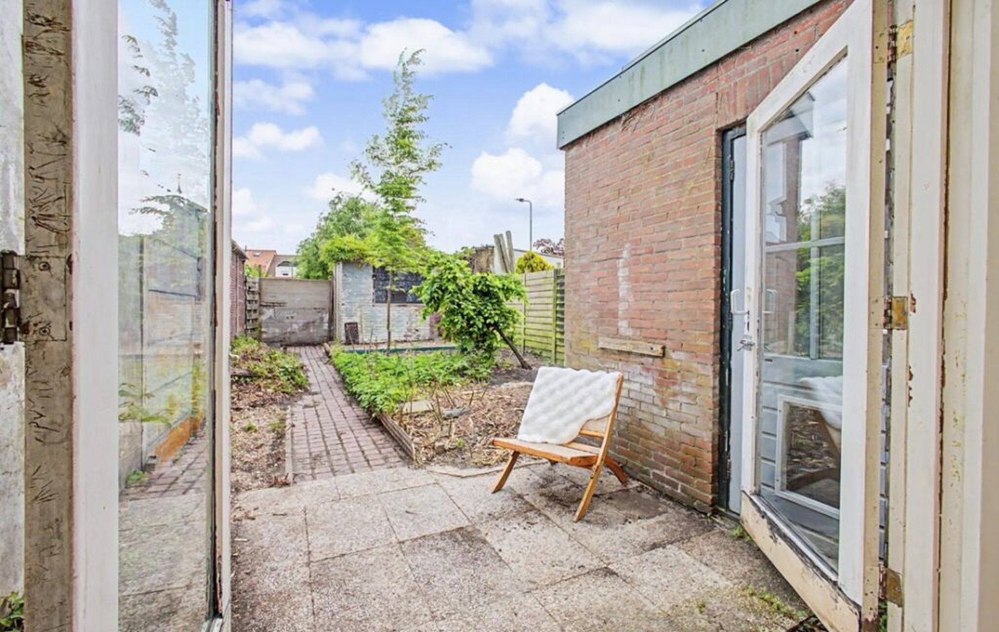 De achtertuin van de woning.