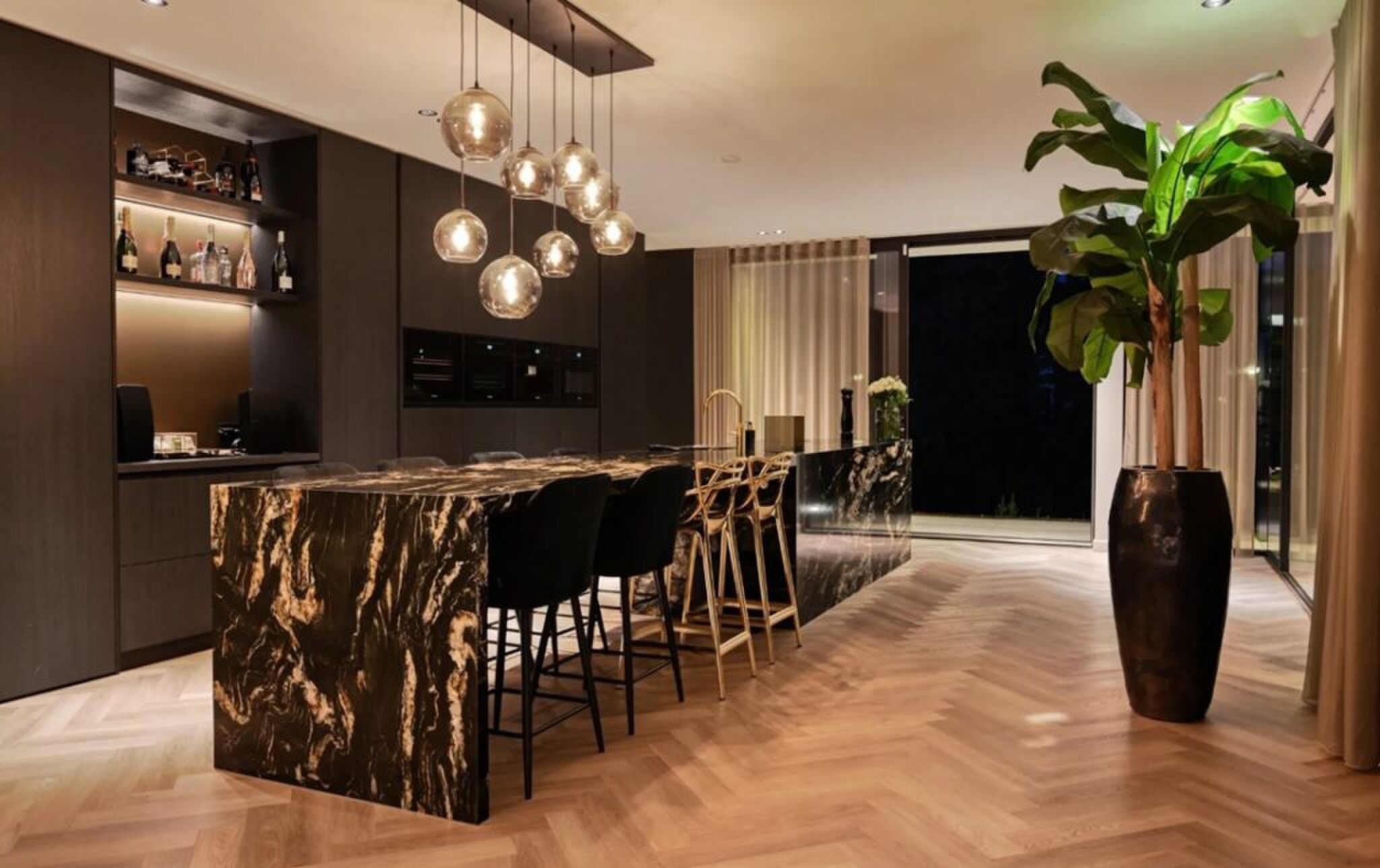 De luxe keuken van de designervilla.