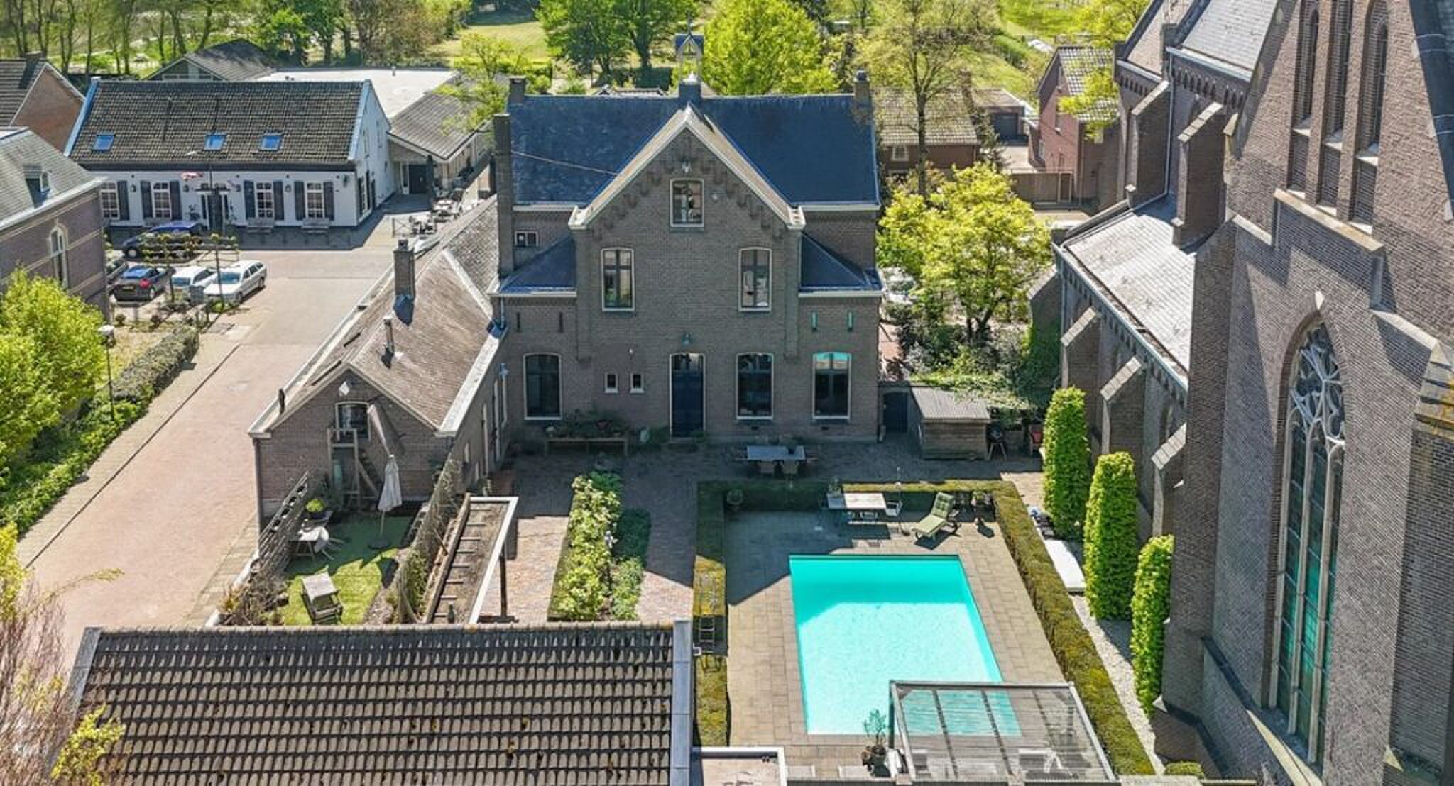De tuin die bij het huis hoort.