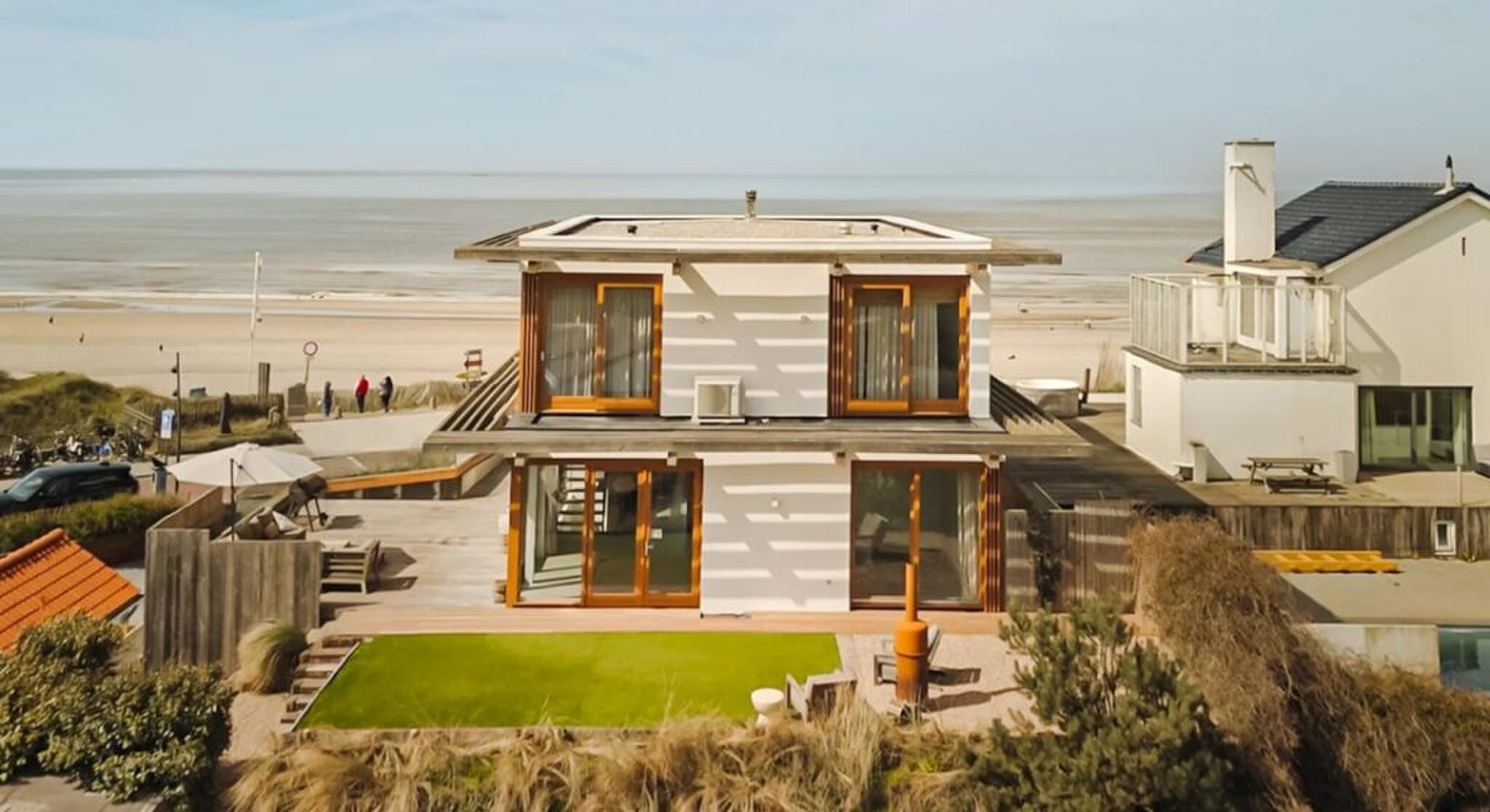 De achterkant van de op Funda aangeboden strandvilla.