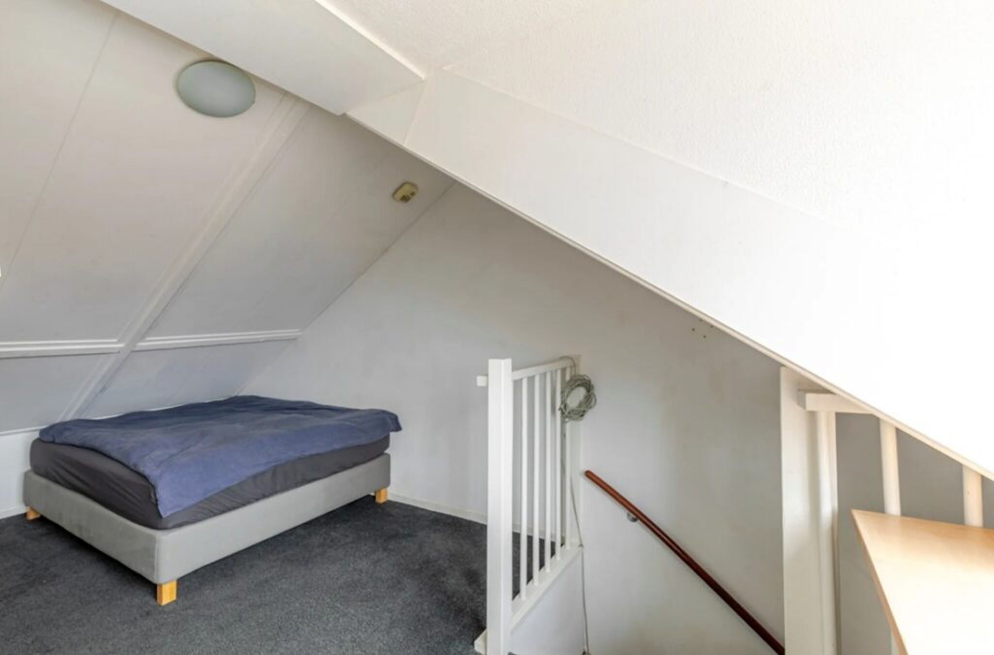 De slaapkamer en trap.