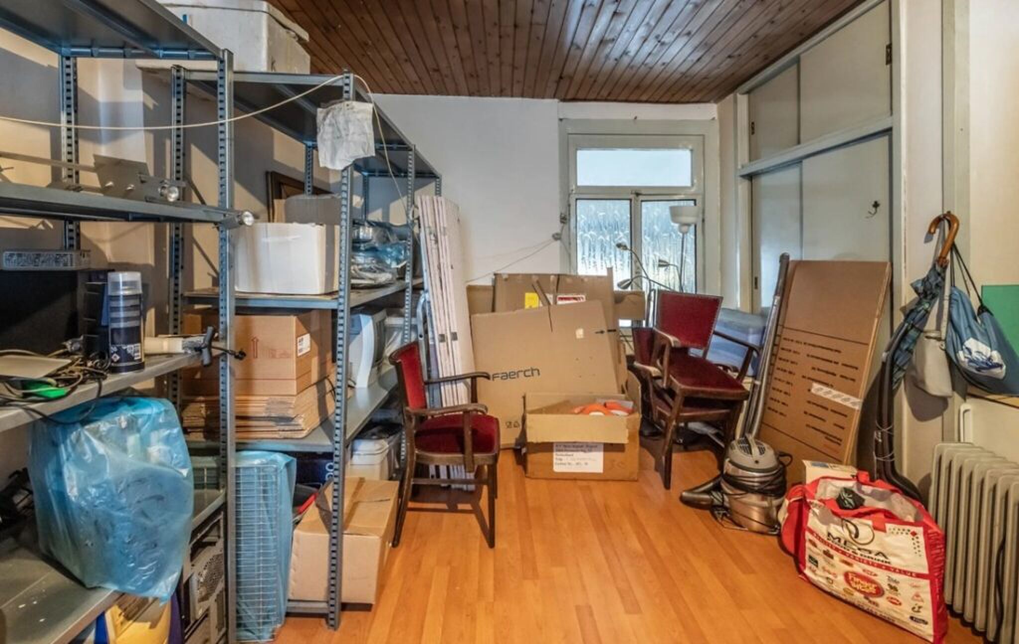 De rommelige binnenzijde van de woning.