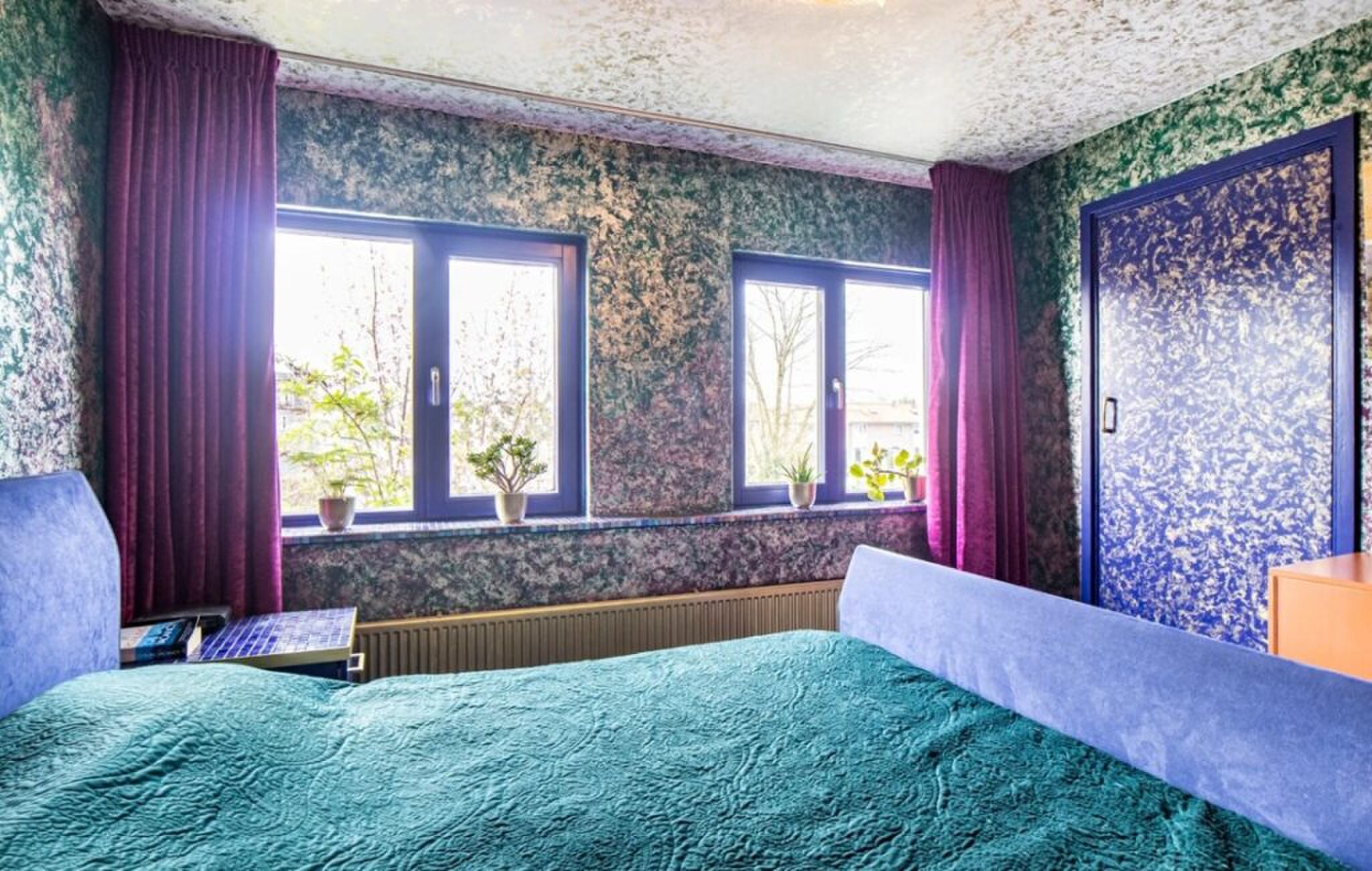 De slaapkamer met kleurrijke wanden.