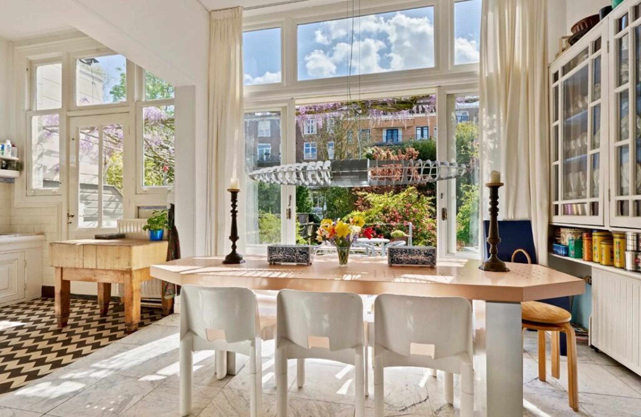 De eetkamer met toegang tot de tuin.