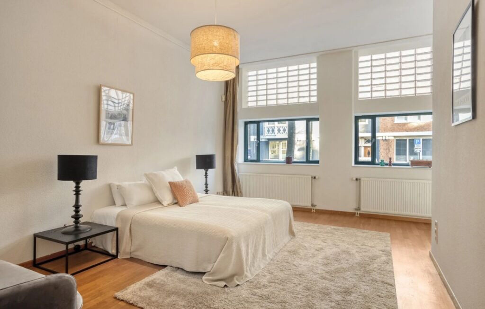 De slaapkamer met en-suite badkamer.