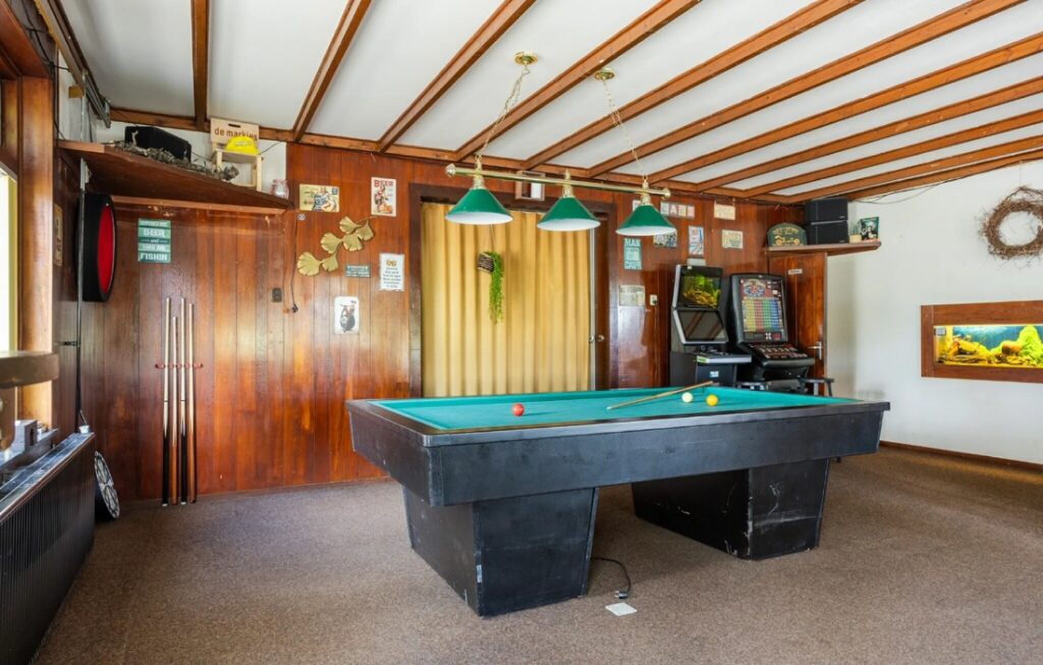 De biljarttafel in de barruimte.