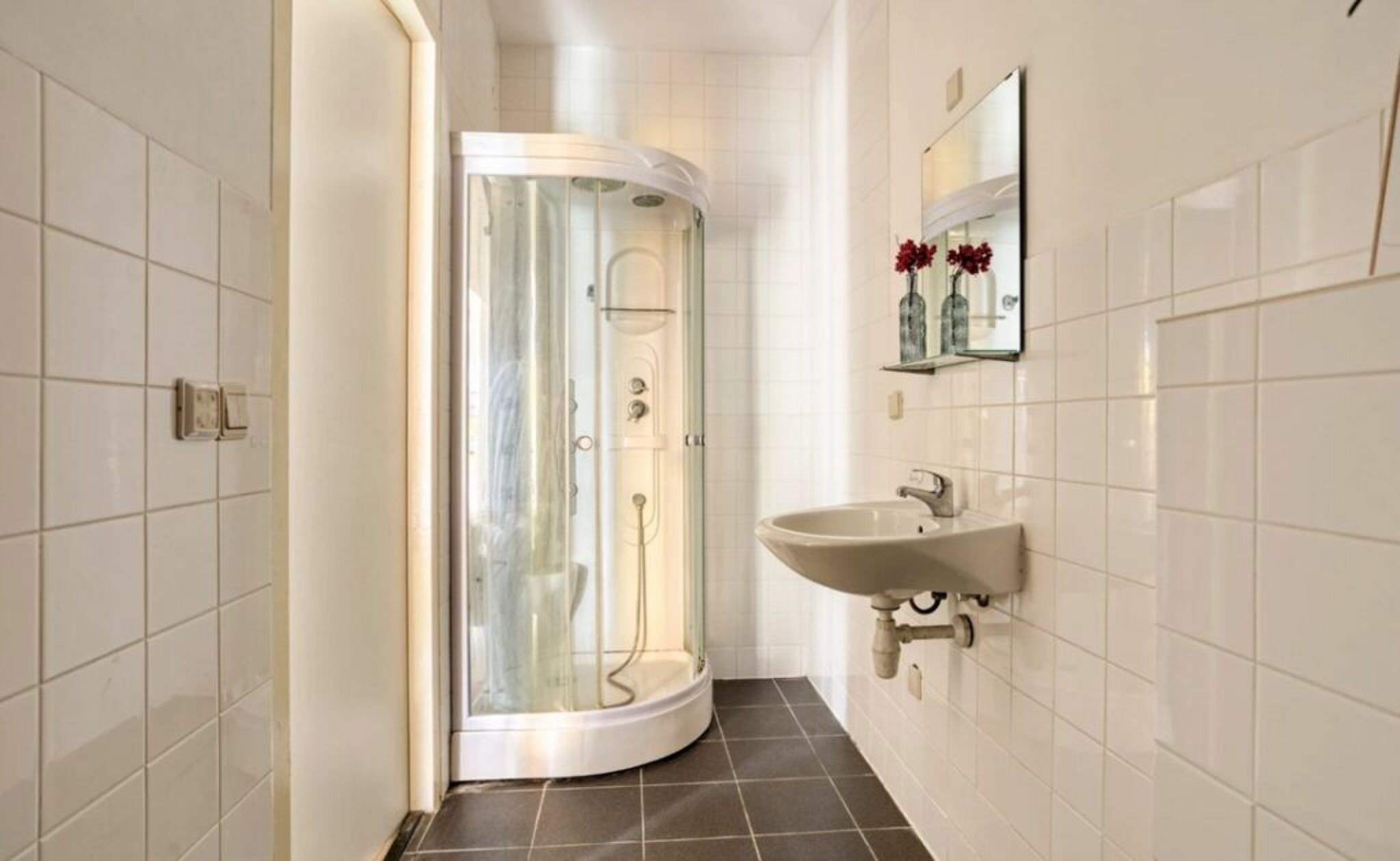 De badkamer met inloopdouche.
