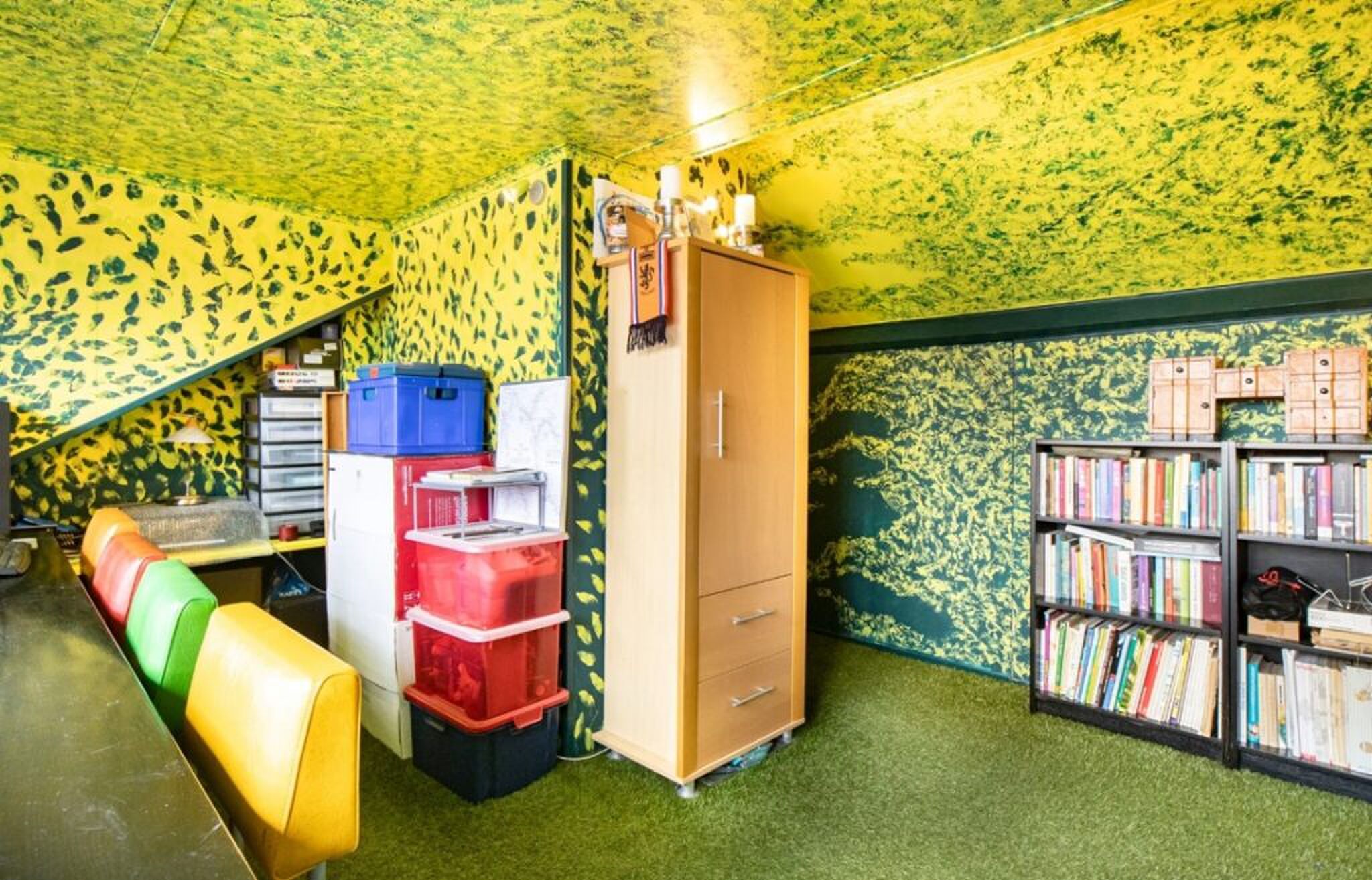 Het kleurrijke interieur van de woning.
