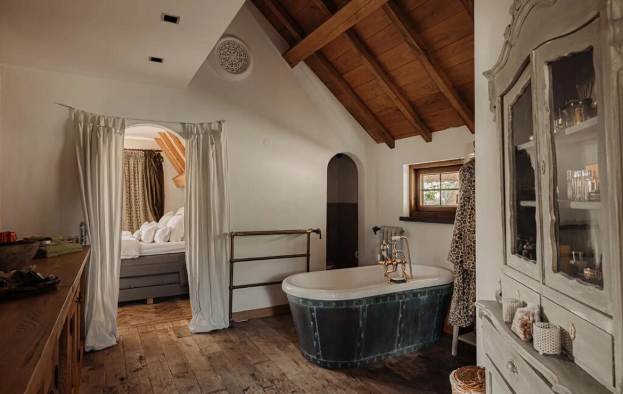 De en-suite badkamer met ligbad.
