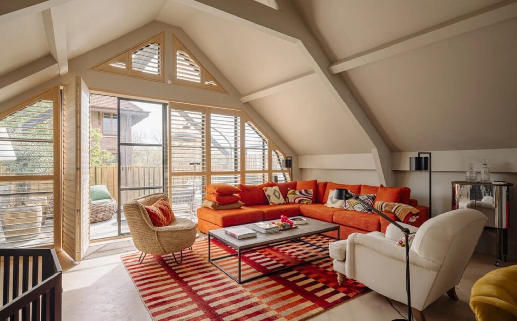 De extra zitkamer met royale ligbank.