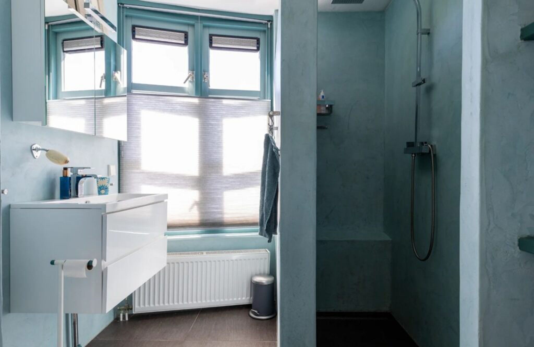 De badkamer met inloopdouche.