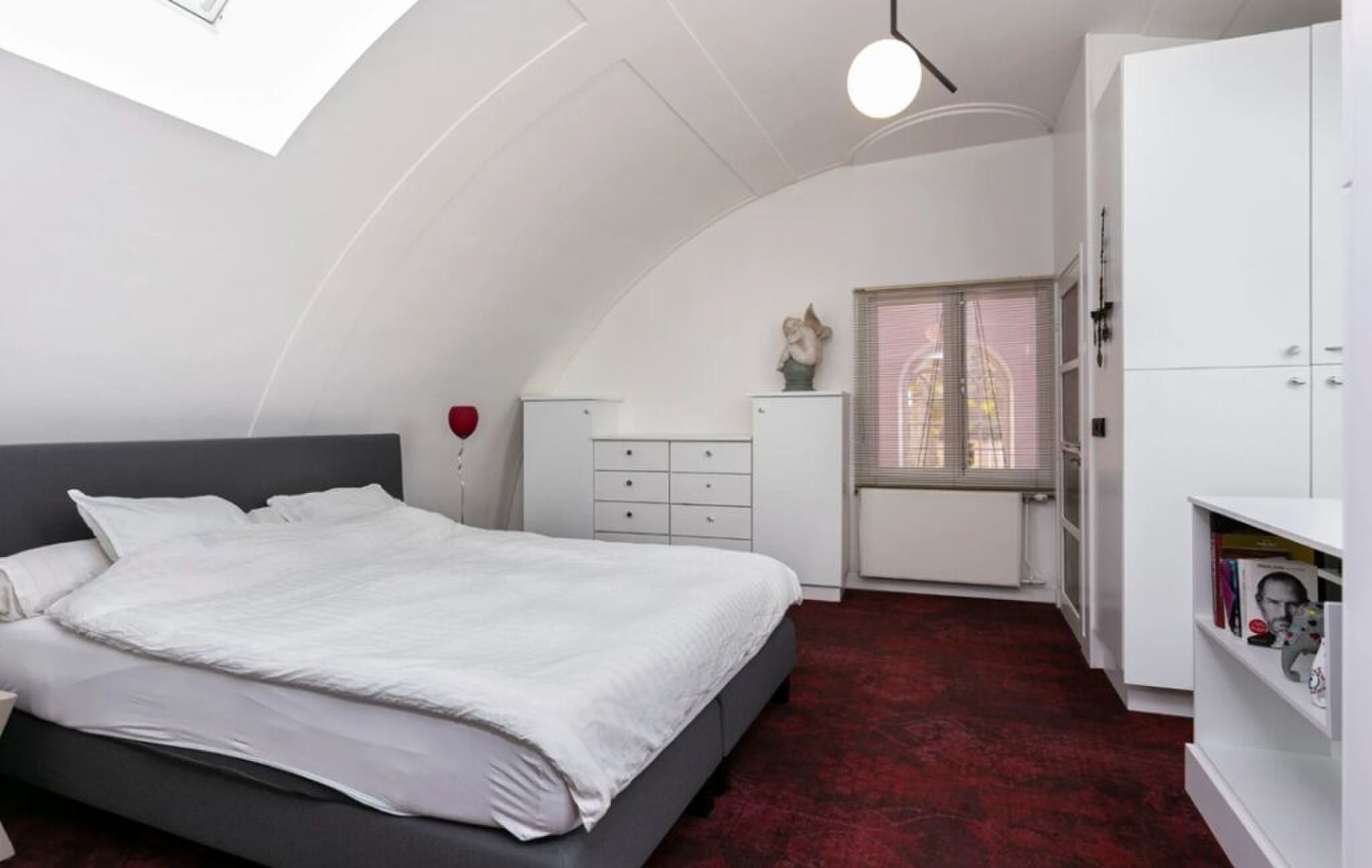 De slaapkamer met eigen badkamer.