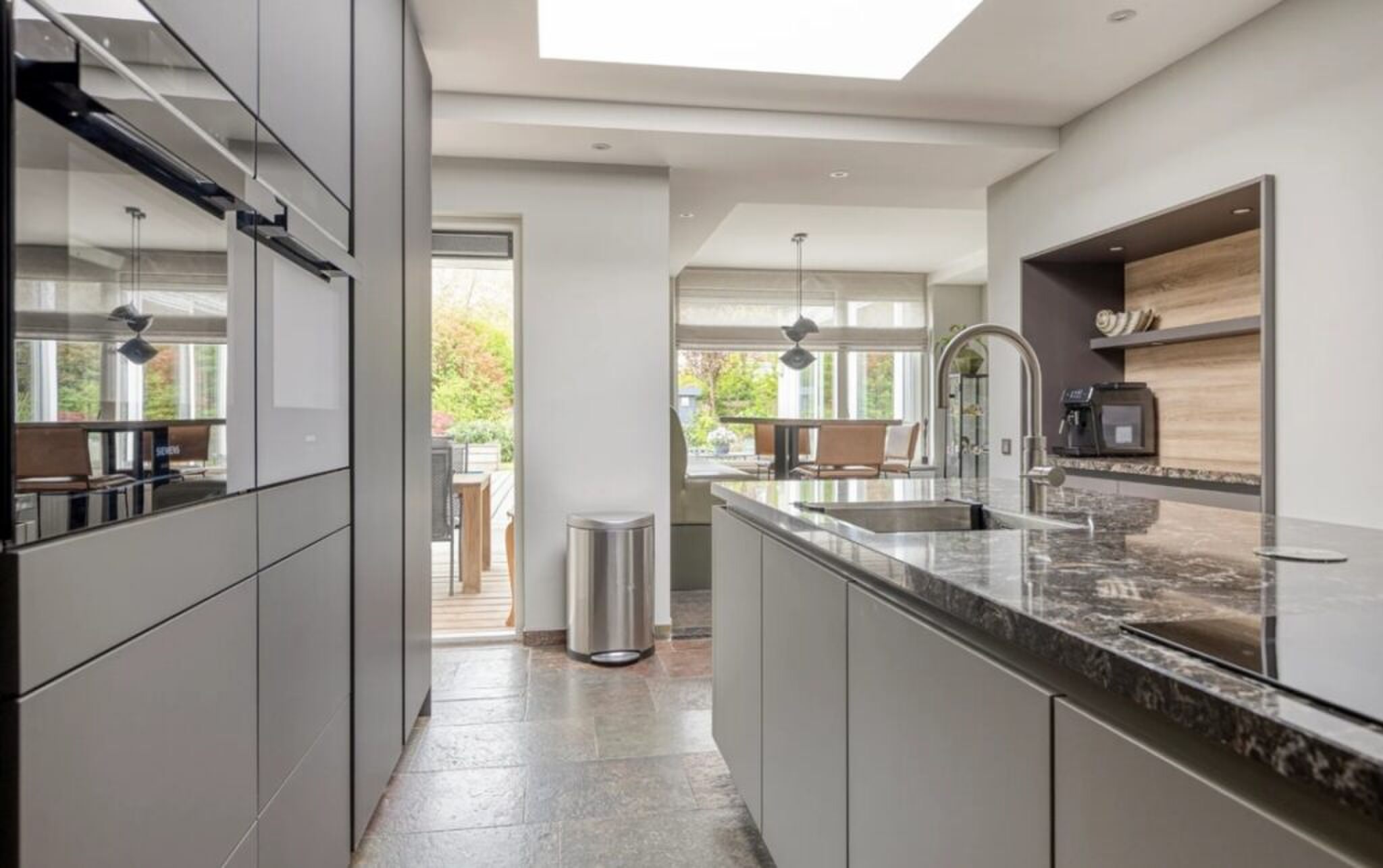 De keuken met moderne afwerking.