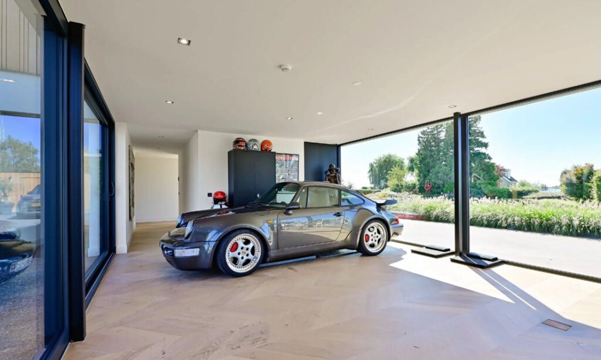 De Porsche in de speciale showroom.