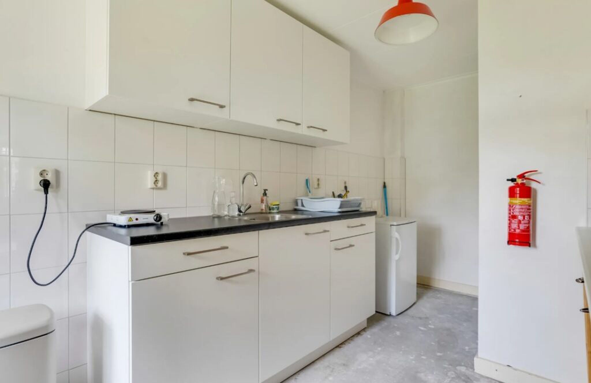 De iets verouderde keuken van het pand.