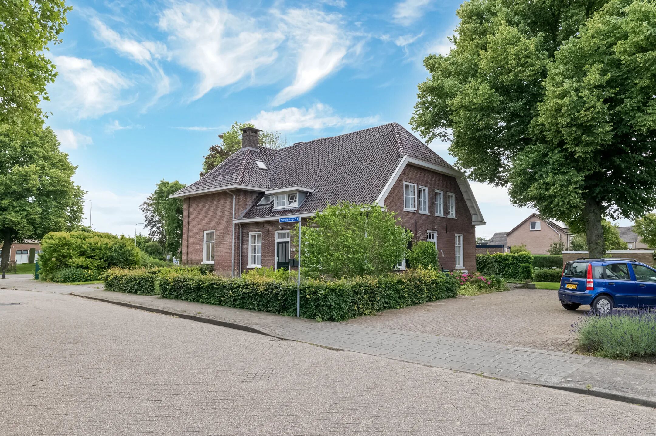 Een huis aan een straat.