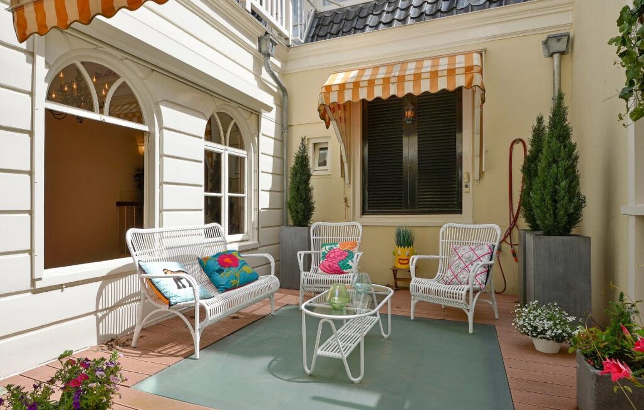 De zonovergoten patio.