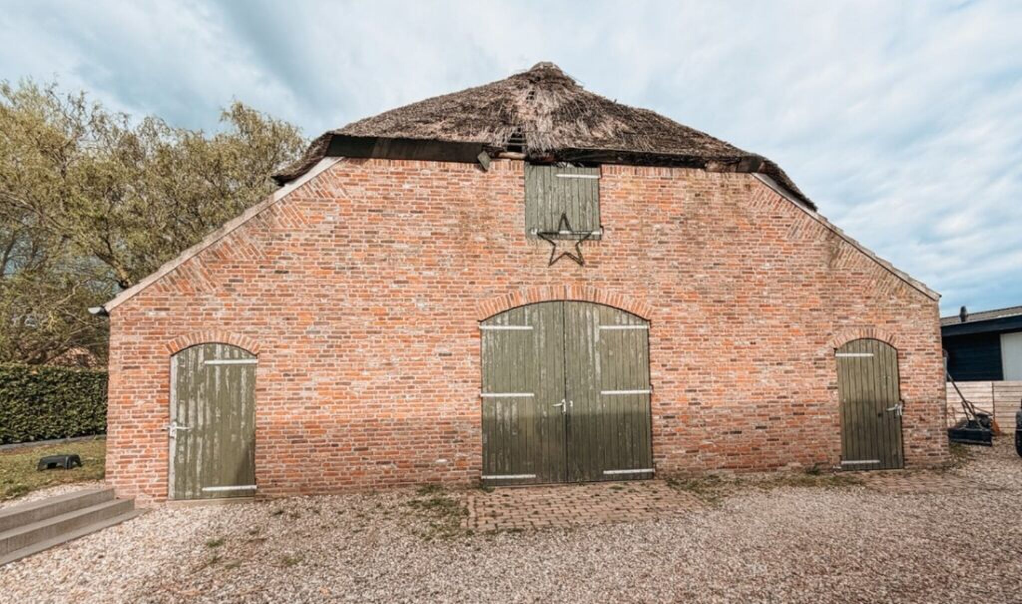 De voorzijde van de oude boerderij.