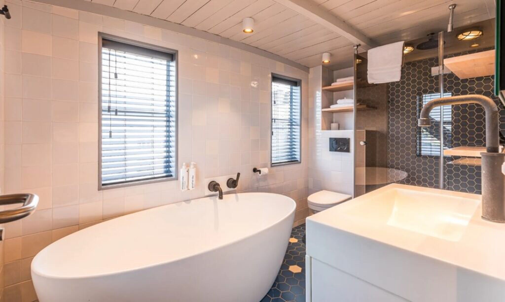 De badkamer met ligbad.