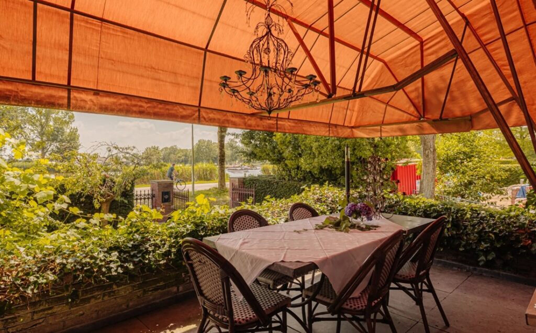 Het terras met uitzicht op de tuin.