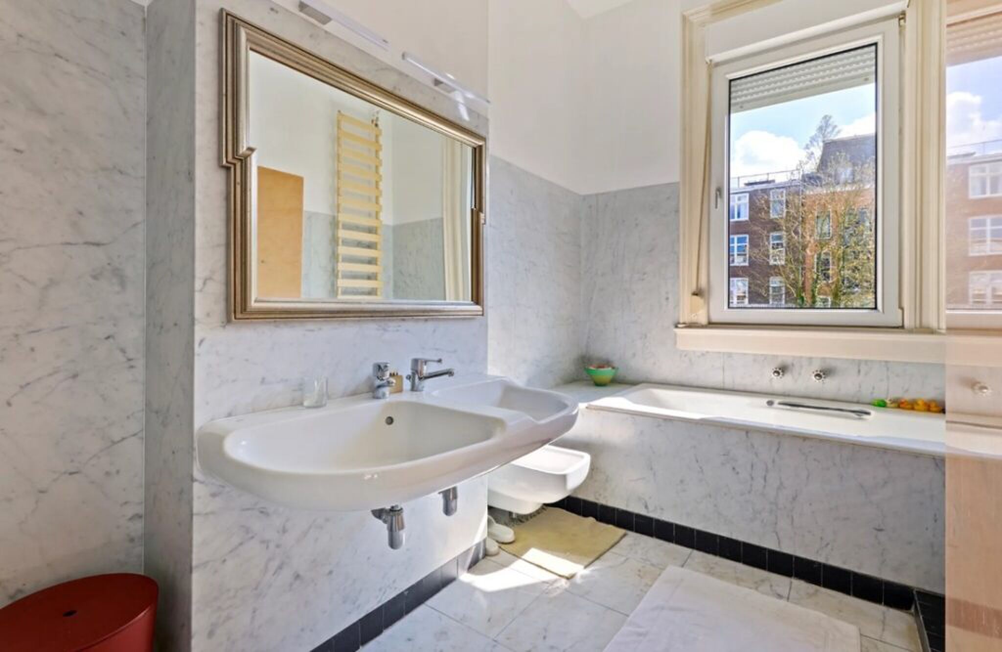 De met marmer doorspekte badkamer.