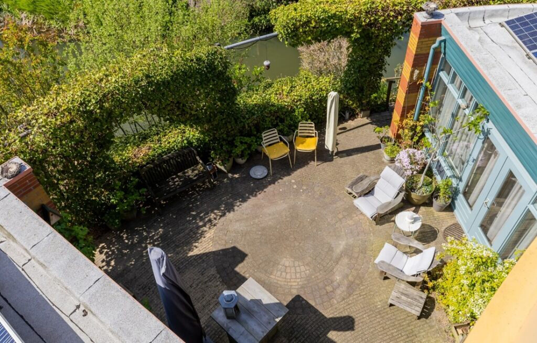 De buitenruimte van de woning.