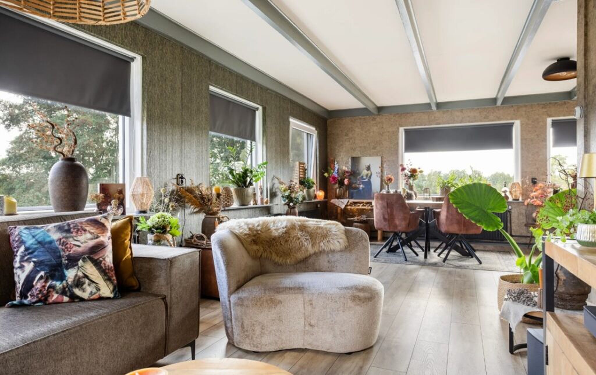 De woonkamer van de woning.