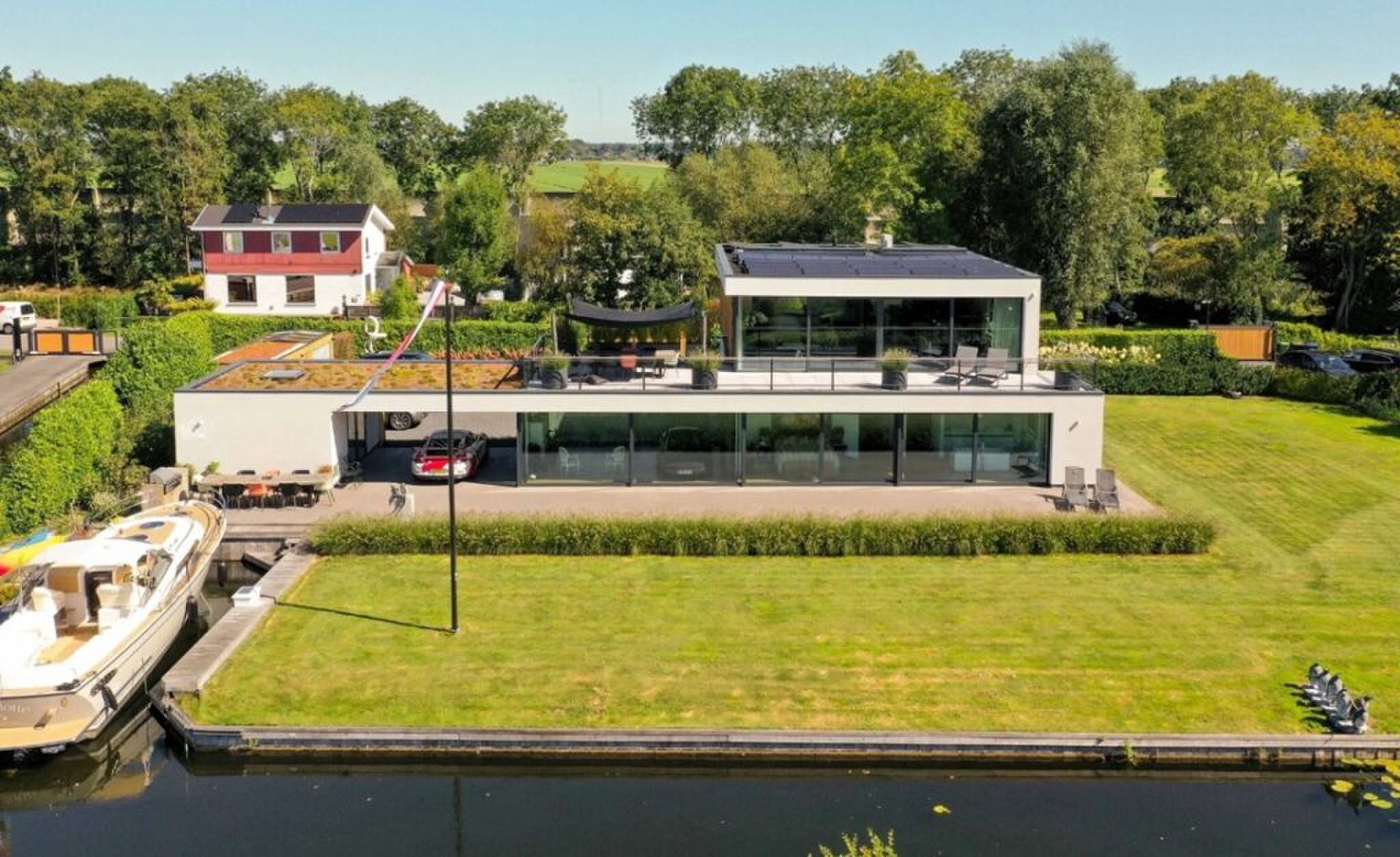 De achterzijde van de vrijstaande woning.
