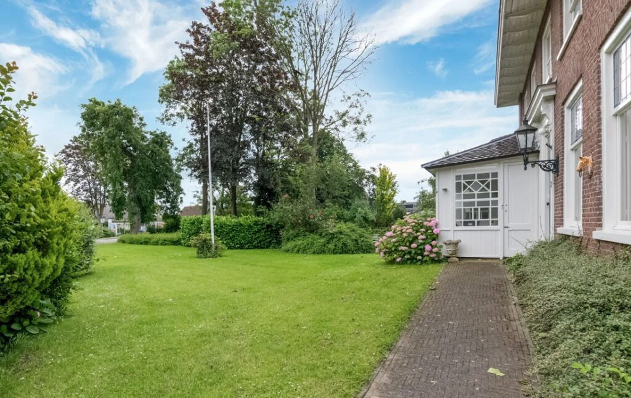 De achtertuin die bij de woning hoort.
