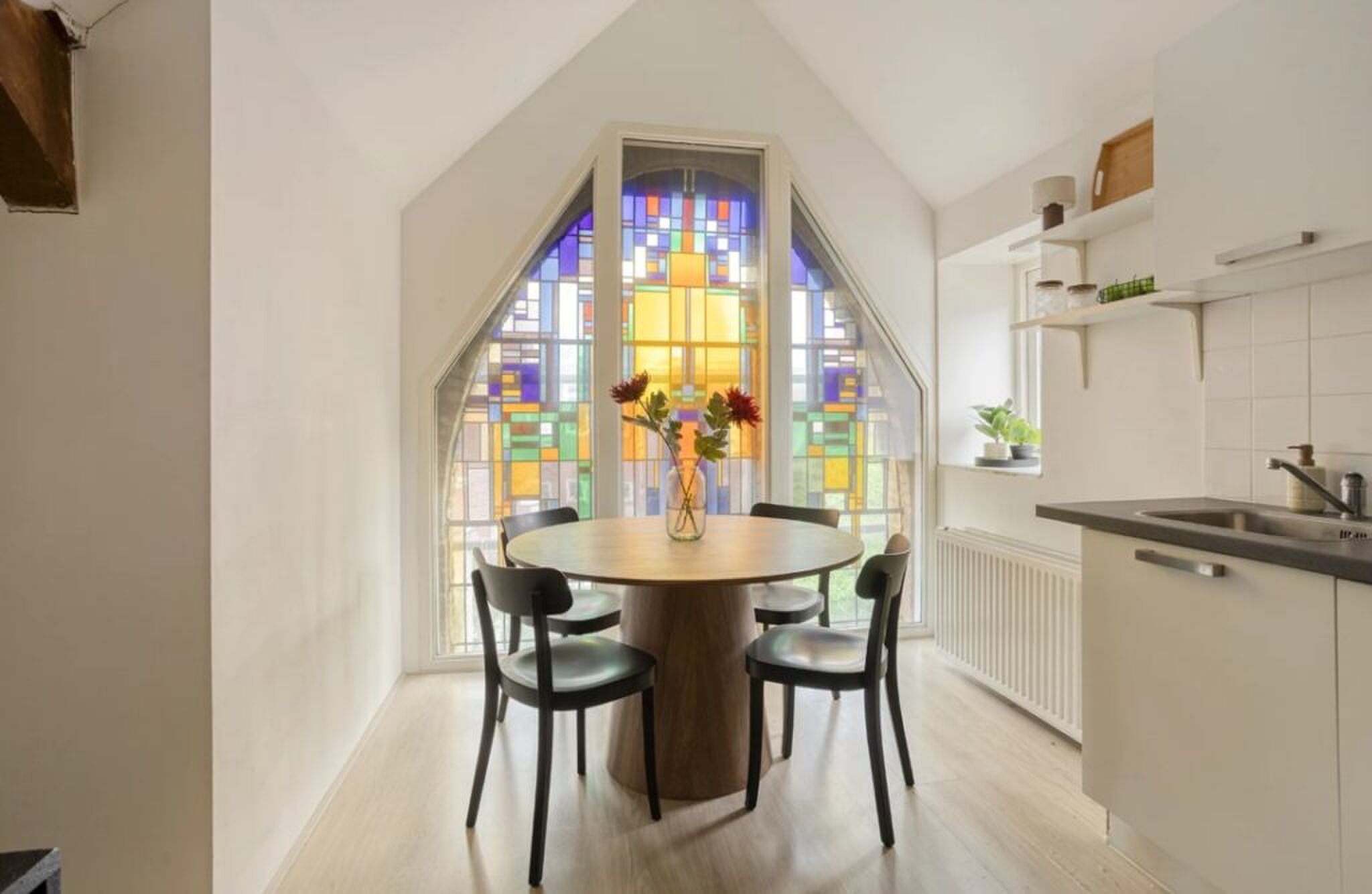 De eetkamer en het bijzondere raam.