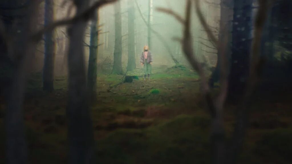 Een mysterieus persoon in het bos in de serie Kastanjemanden