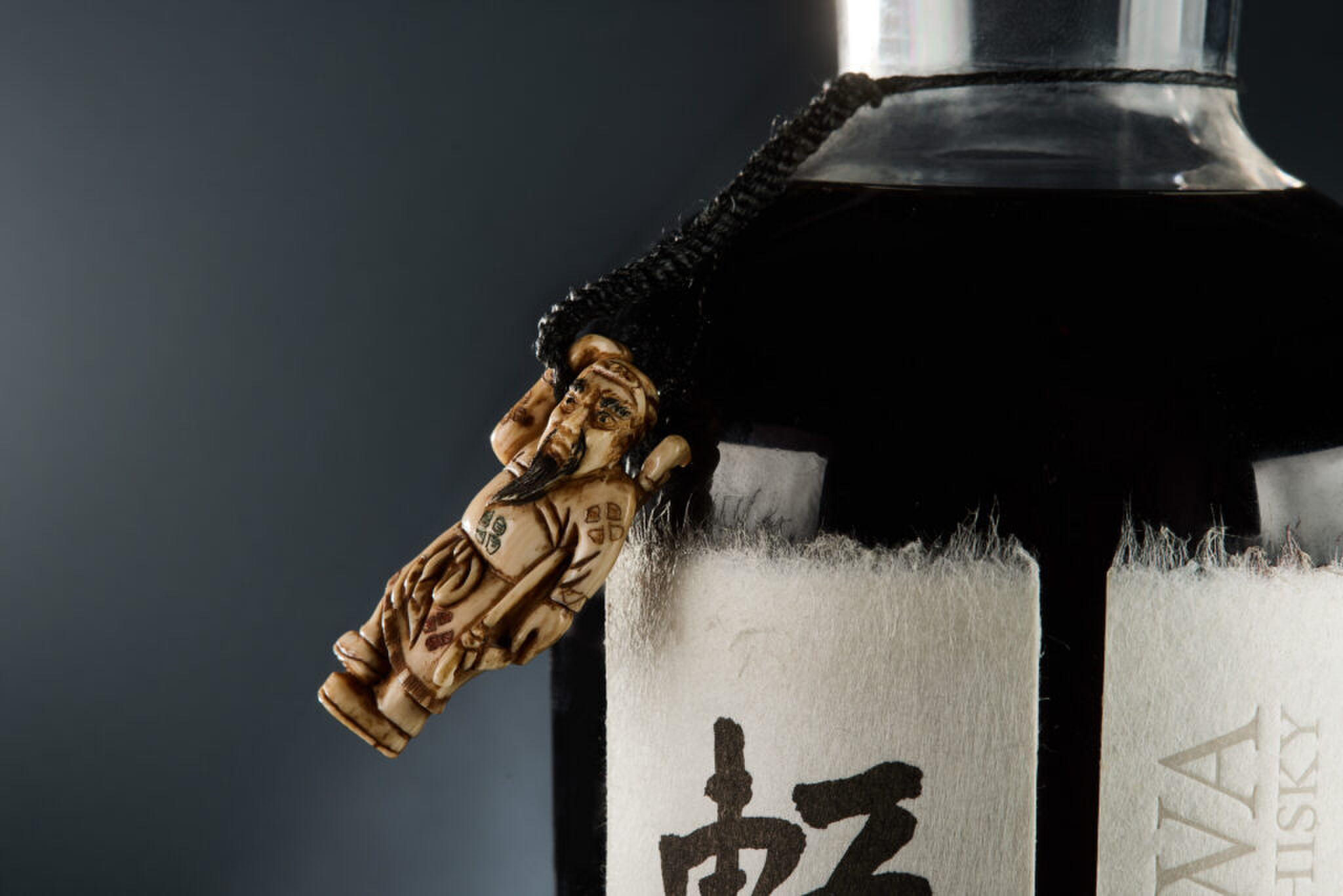De netsuke aan de hals van de fles Karuizawa