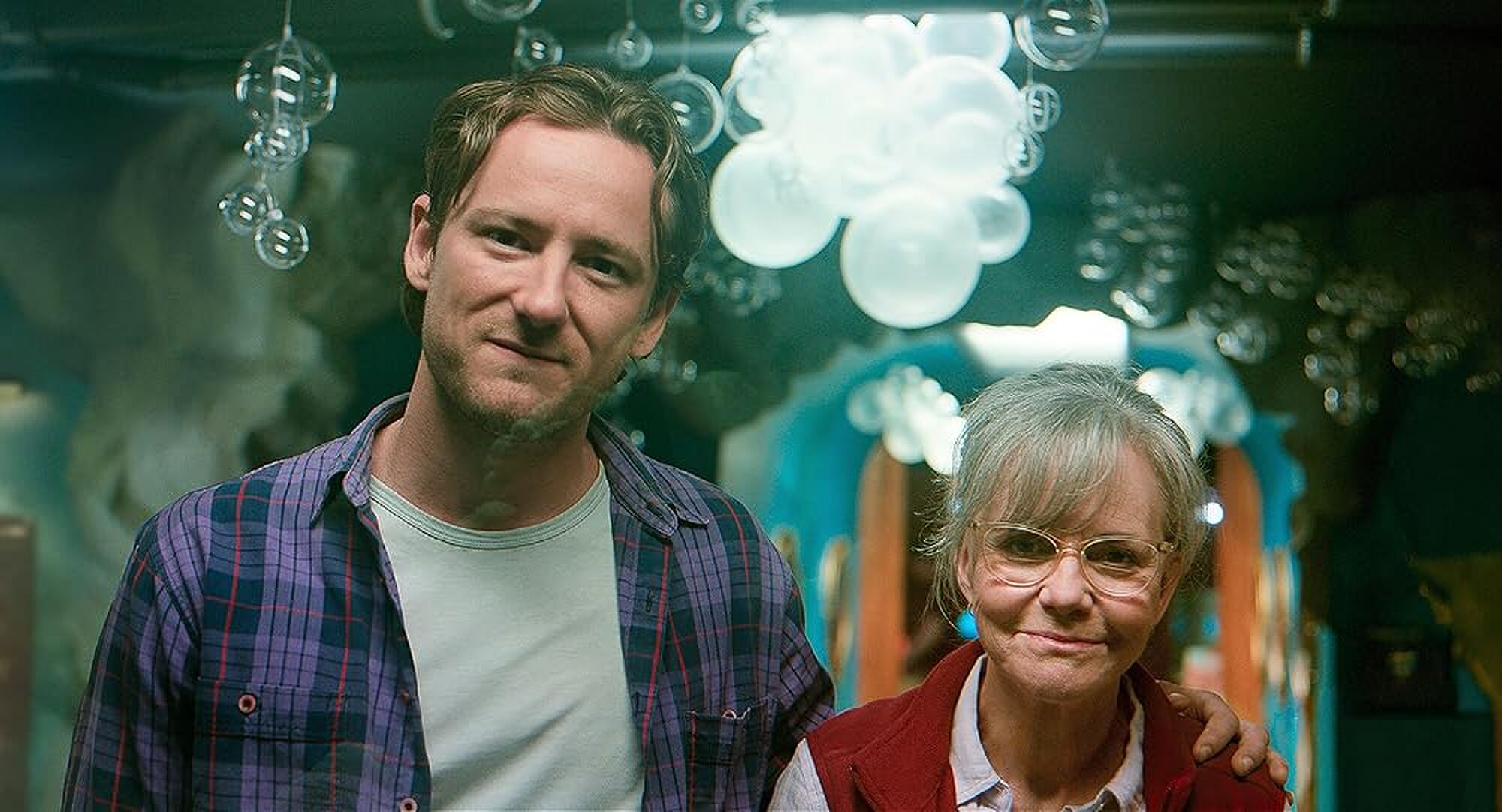 Beeld uit "Remarkably Bright Creatures" (2026) met Sally Field en Lewis Pullman