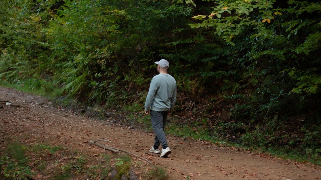 Een man die loopt in het bos