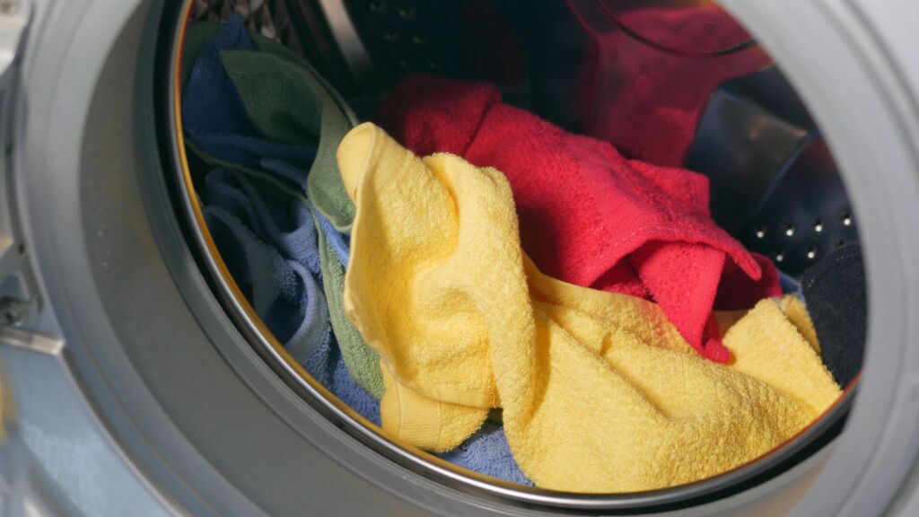 Een wasmachine met was erin. 
