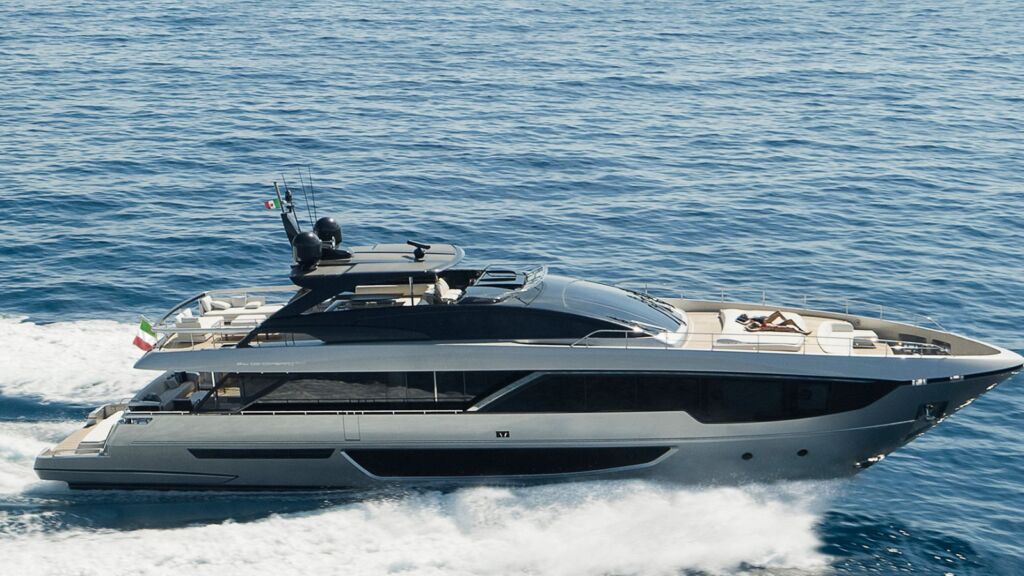 Een yacht die vaart op het water