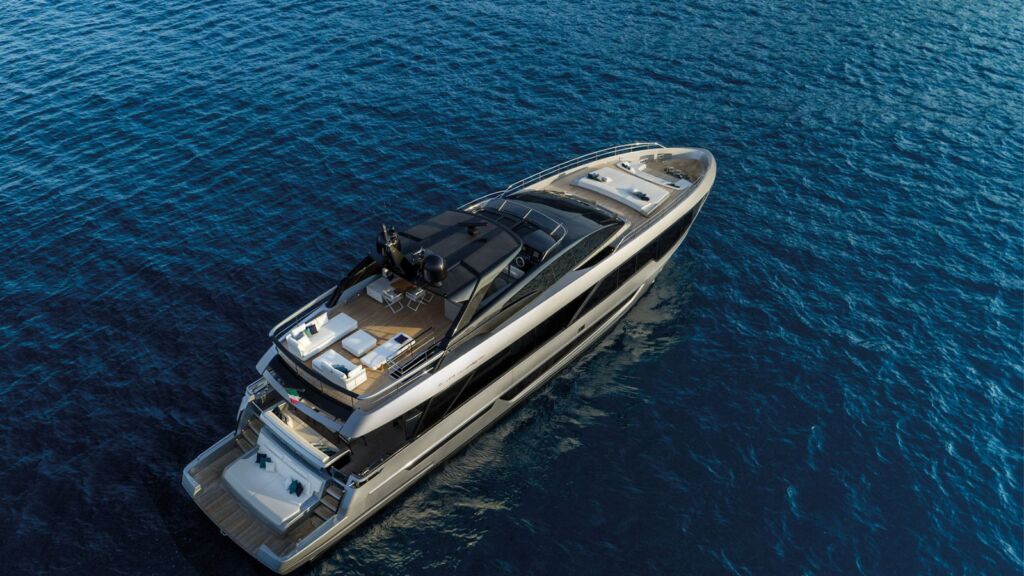 Een yacht dat op zee ligt.