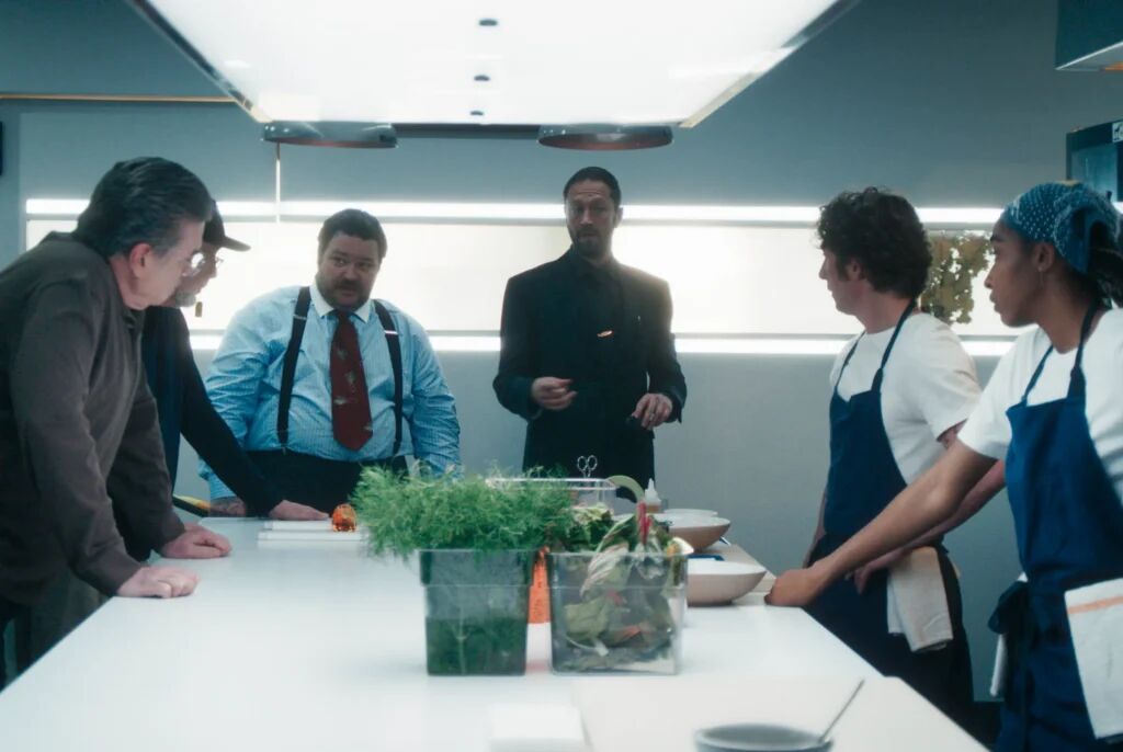 Stilbeeld uit "The Bear" (2022) met o.a. Jeremy Allen White en Ayo Edebiri