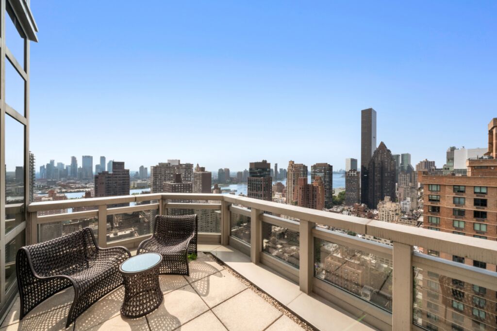 Een balkon met uitzicht over New York. 