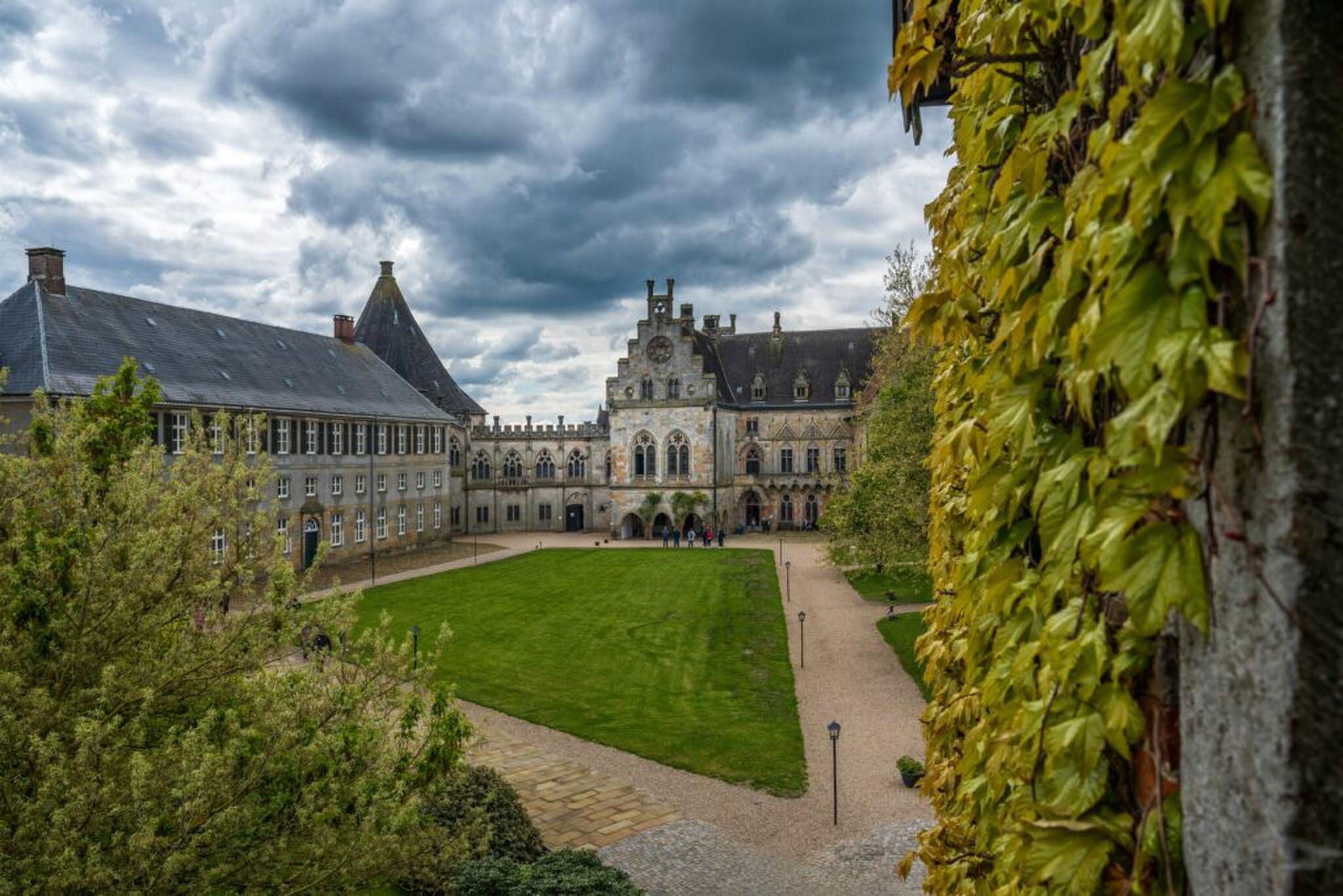 Een huis met een tuin. 