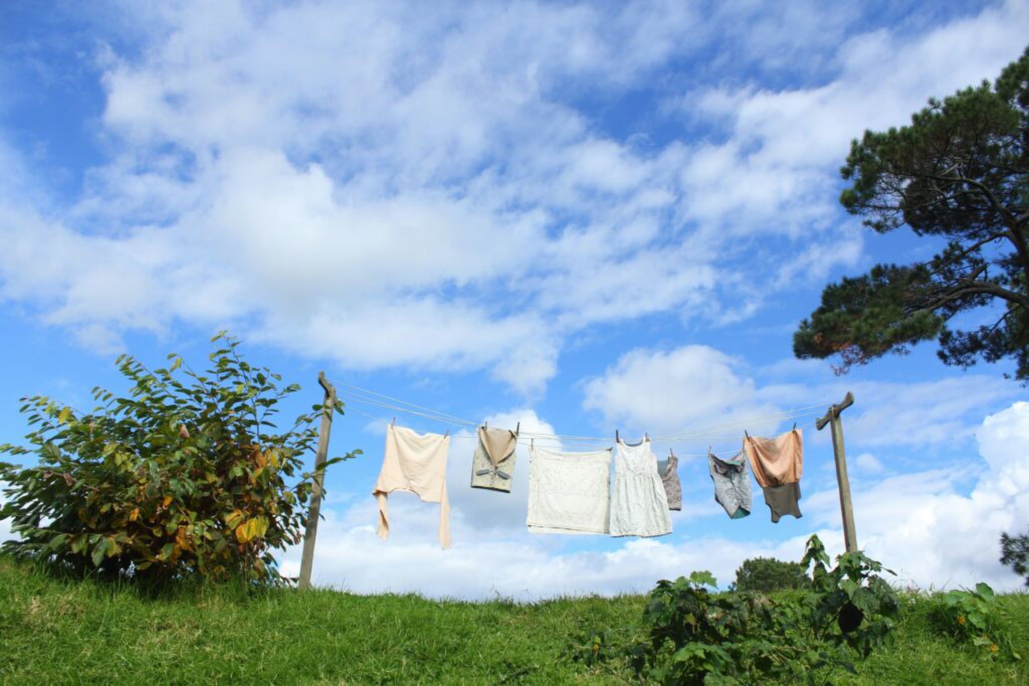 Kleding die aan een waslijn hangt.