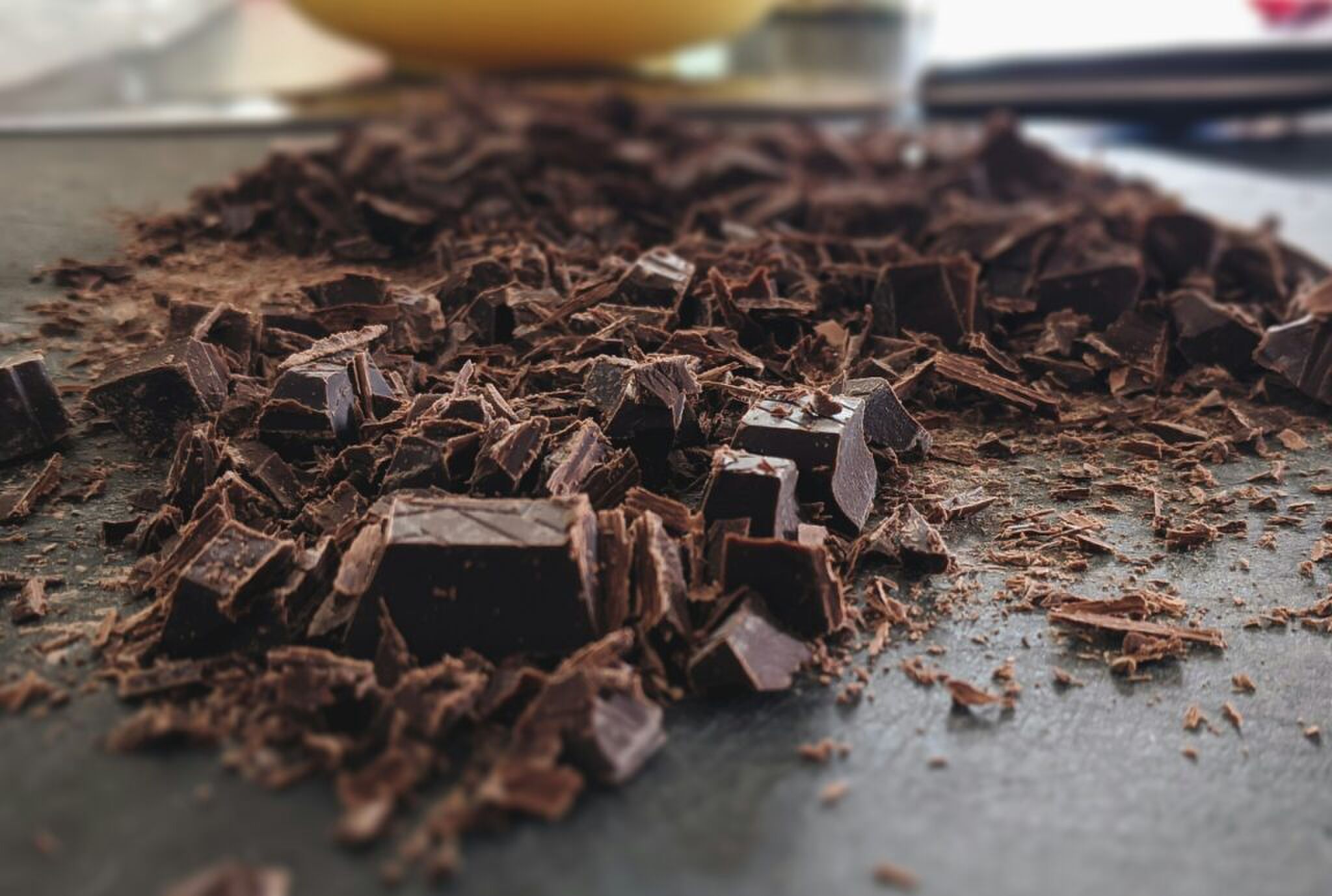 Chocolade die in allemaal stukjes is gehakt. 
