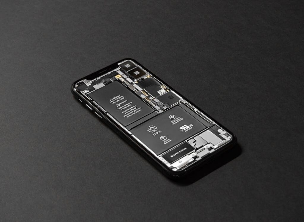 Een telefoon met open achterkant.