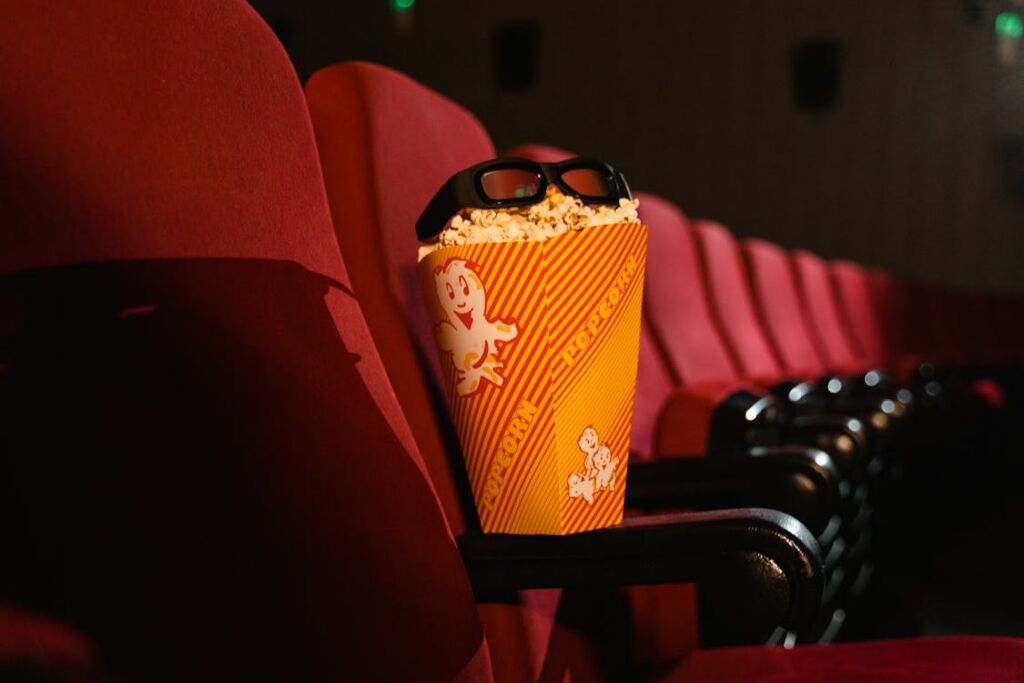 Bioscoop met popcorn en bril