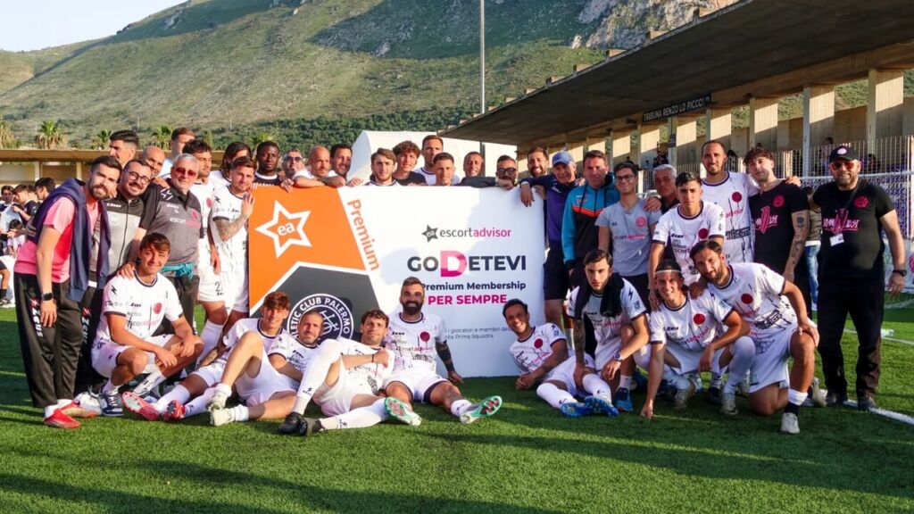 Athletic Club Palermo met prijs van sponsor na promoveren