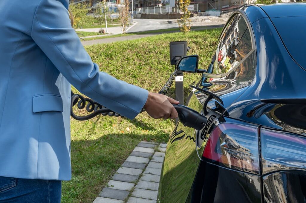 Een laadstekker in een elektrische auto die aan het opladen is