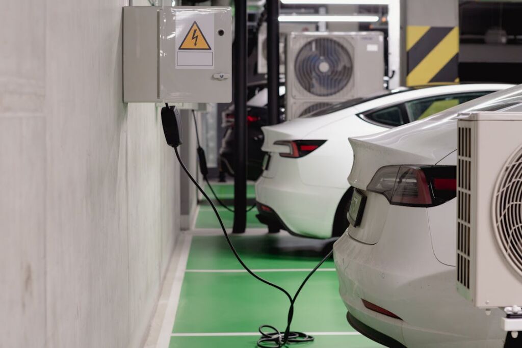 Een tesla die aan het laden is.
