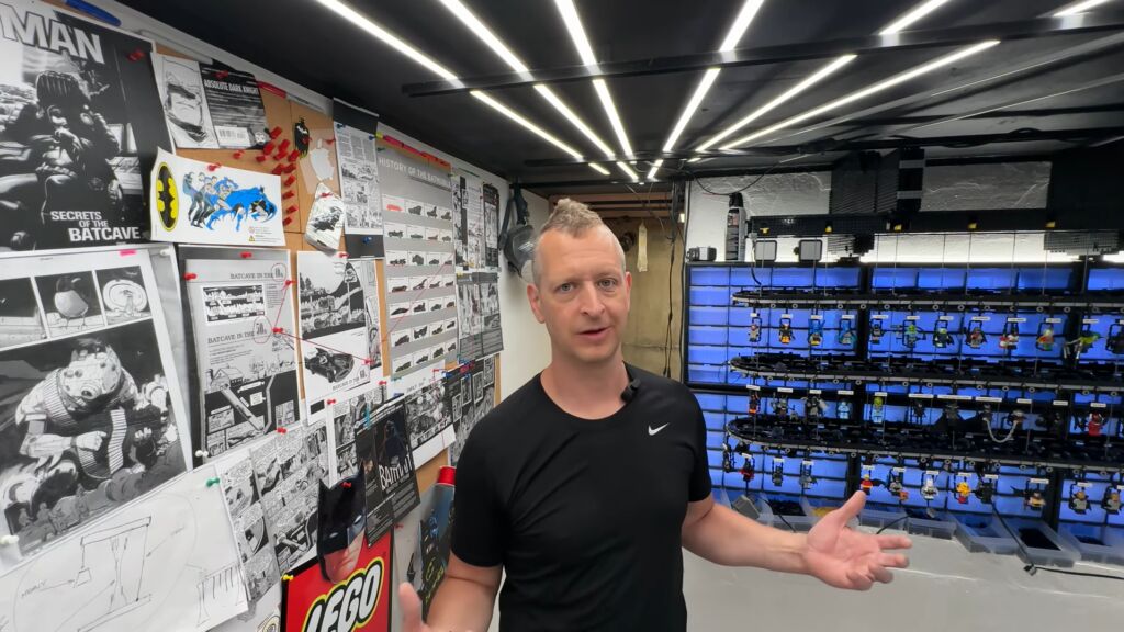 Rian Zagelow in de Batcave, je kan zijn plannen op de muur zien